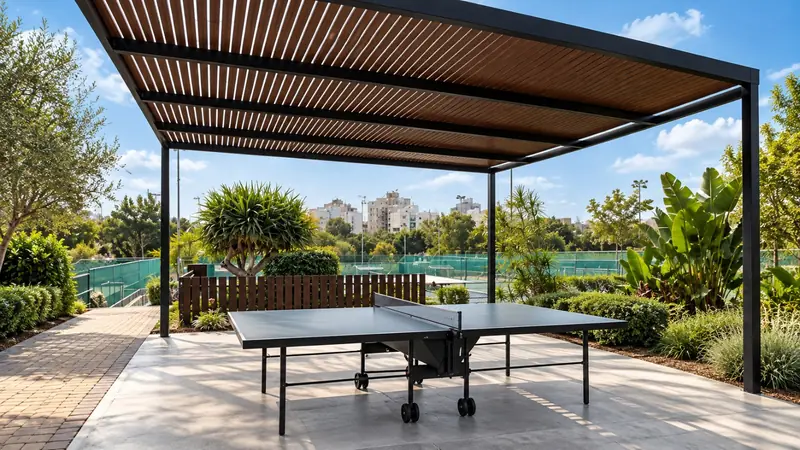 פרגולת קלאסיק כהה עם מילוי בגוון עץ מעל שולחן טניס