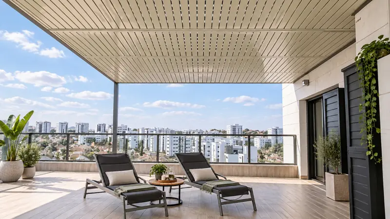 פרגולת הייטק לבנה במרפסת עם נוף לעיר